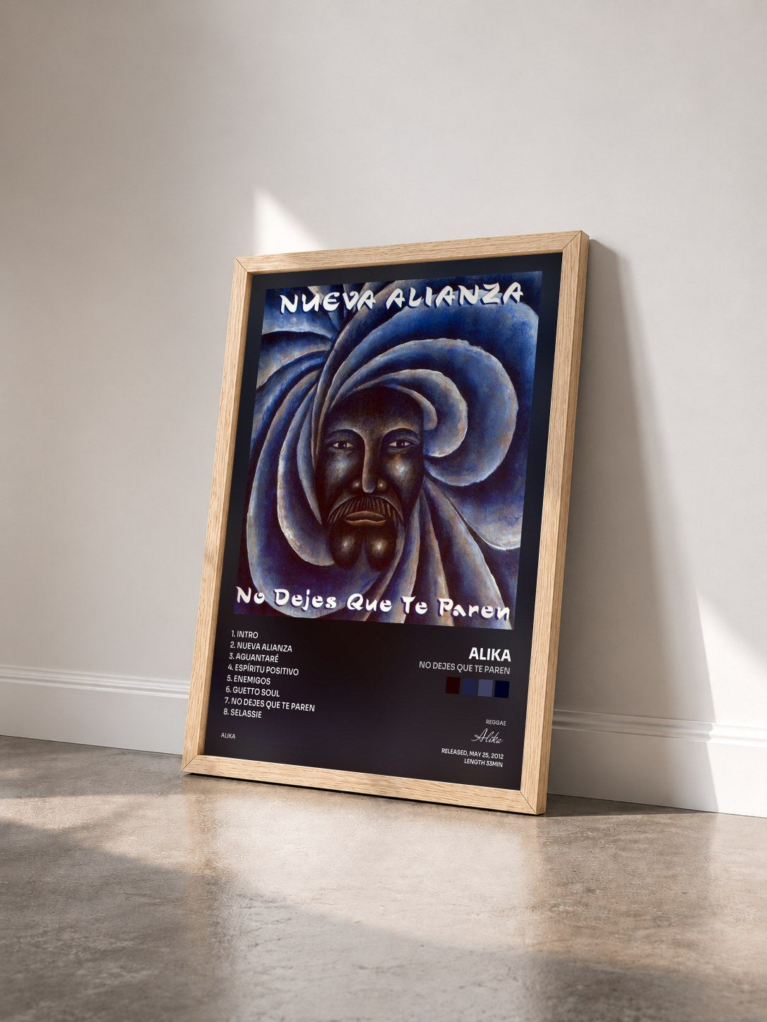 #bois Tableau de l'album No Dejes Que Te Paren de Alika vu de trois quarts, cadre en bois brut