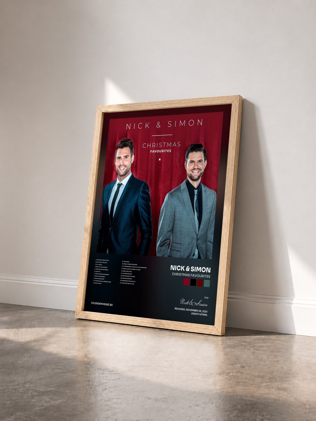 #bois Tableau de l'album Christmas Favourites de Nick & Simon vu de trois quarts, cadre en bois brut