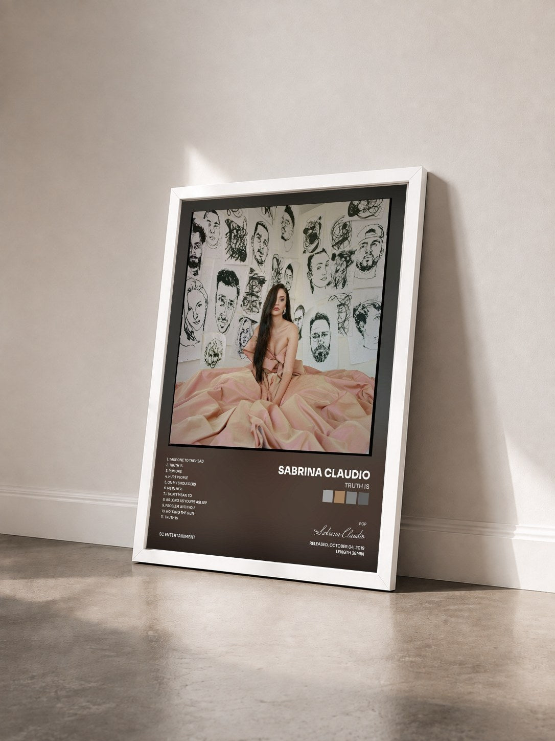 #blanc Tableau de l'album Truth Is de Sabrina Claudio vu de trois quarts, cadre blanc