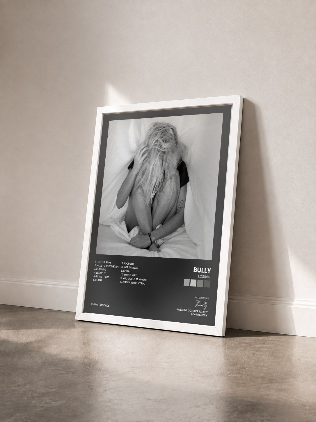 #blanc Tableau de l'album Losing de Bully vu de trois quarts, cadre blanc