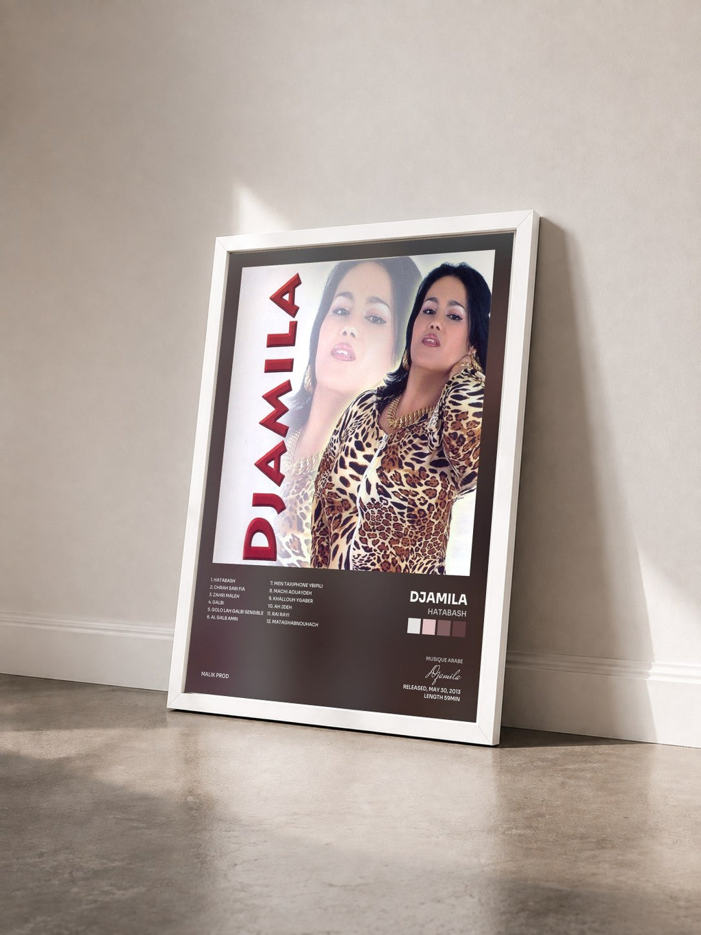 #blanc Tableau de l'album Hatabash de Djamila vu de trois quarts, cadre blanc