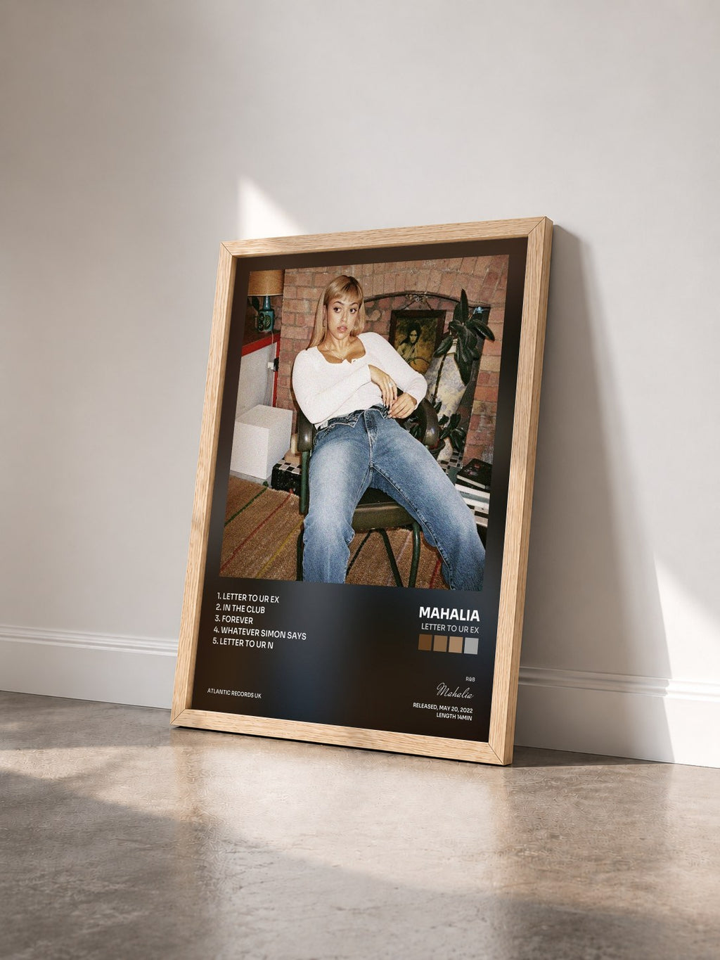 #bois Tableau de l'album Letter To Ur Ex de Mahalia vu de trois quarts, cadre en bois brut