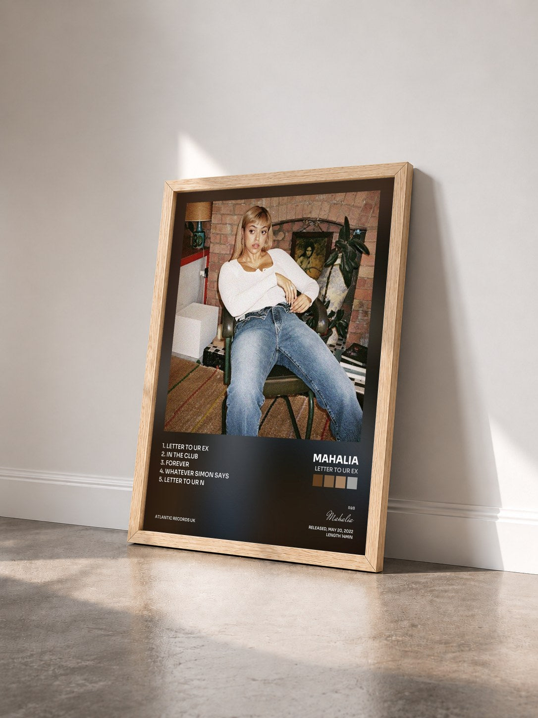 #bois Tableau de l'album Letter To Ur Ex de Mahalia vu de trois quarts, cadre en bois brut