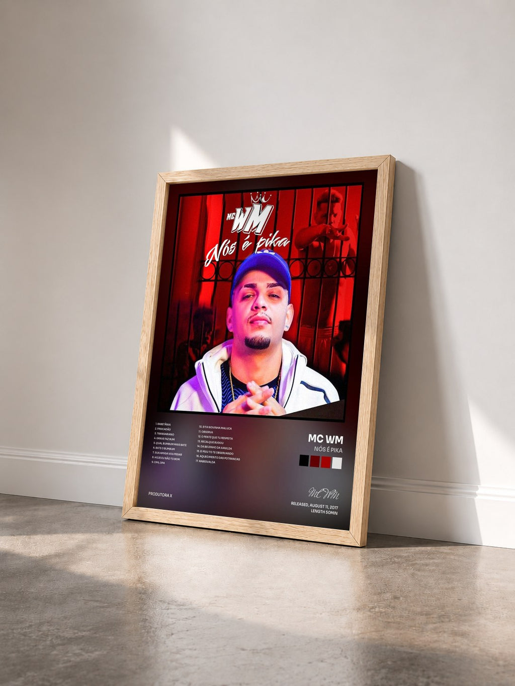 #bois Tableau de l'album Nós É Pika de MC WM vu de trois quarts, cadre en bois brut