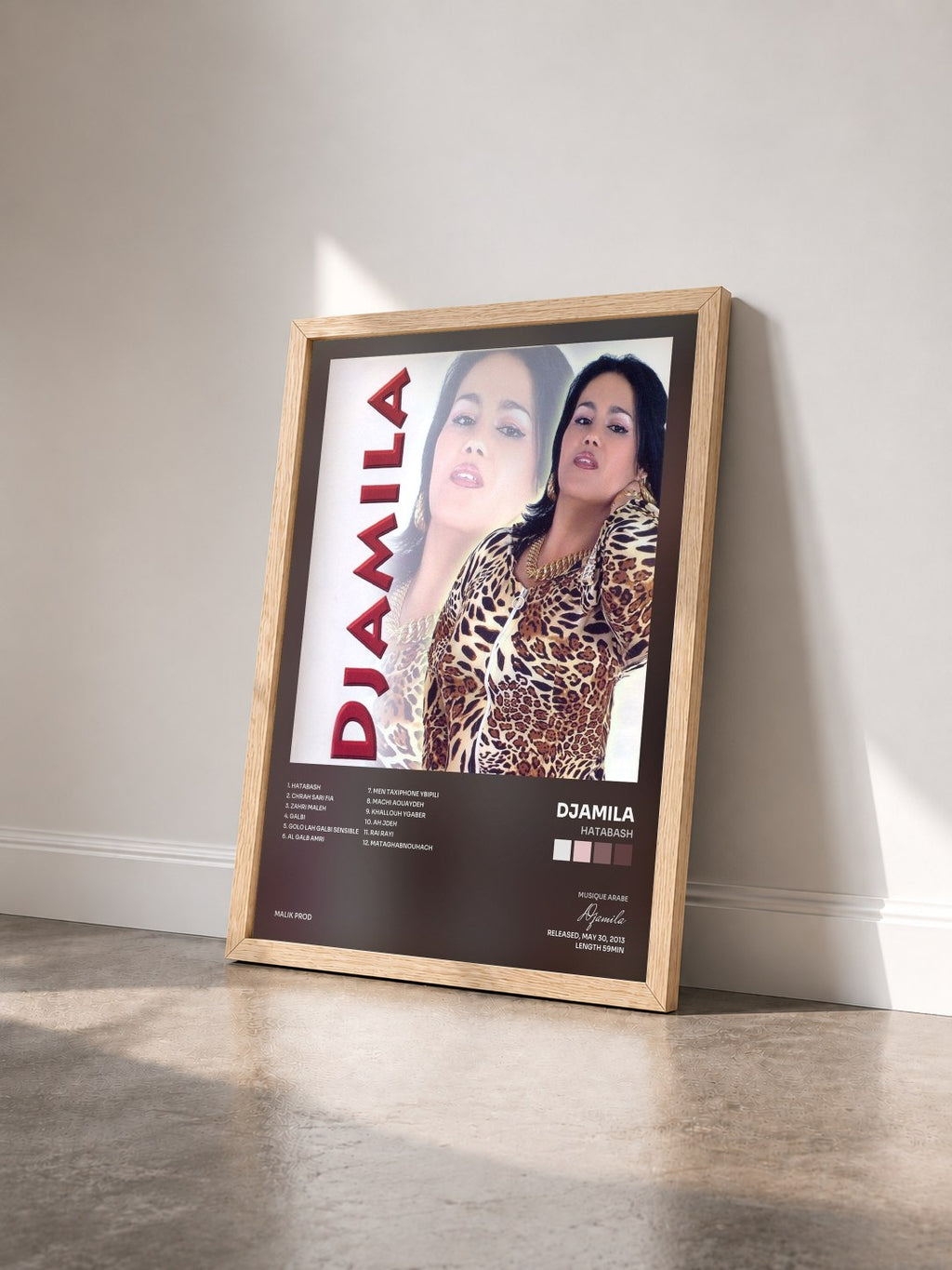 #bois Tableau de l'album Hatabash de Djamila vu de trois quarts, cadre en bois brut