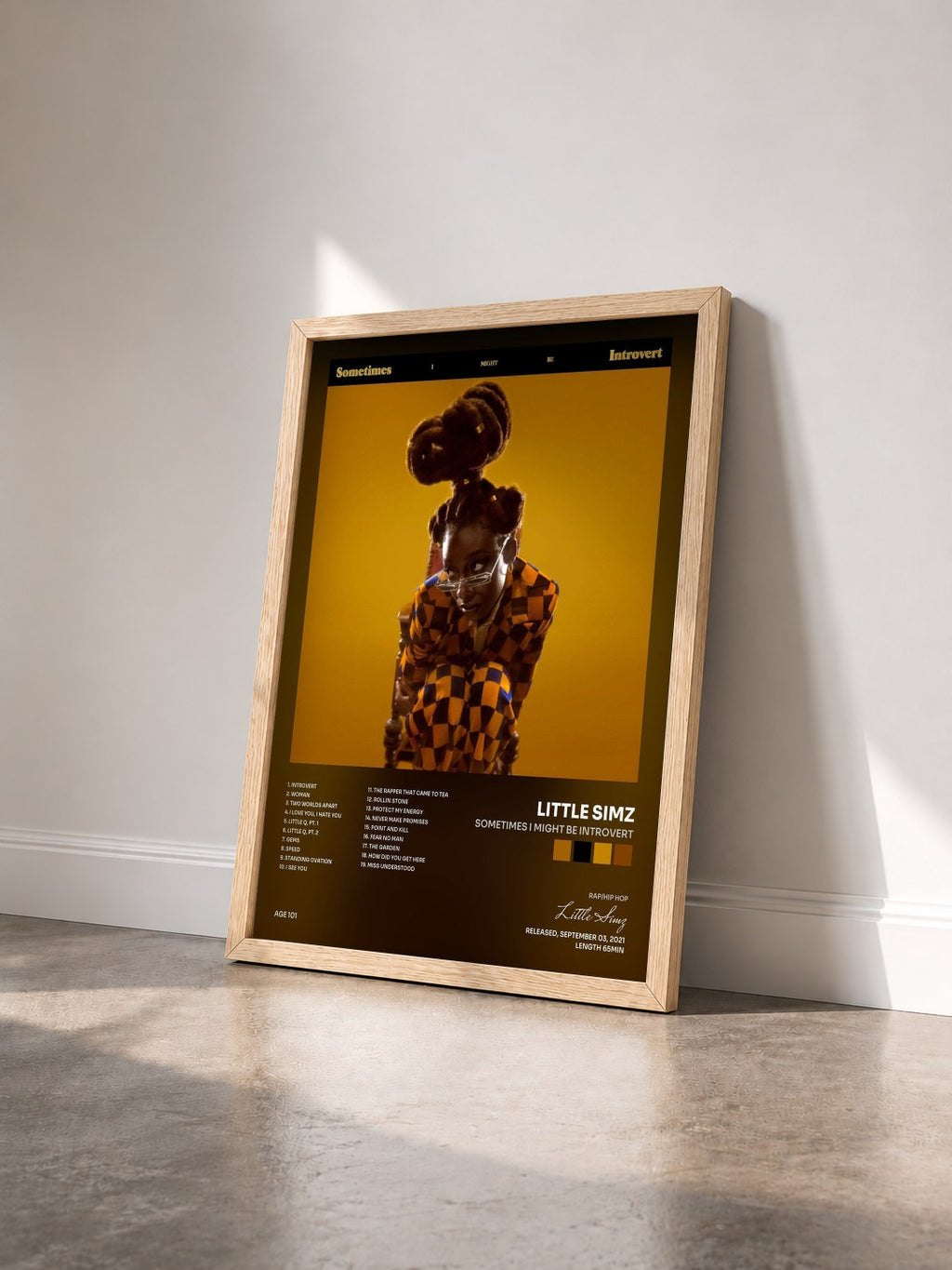 #bois Tableau de l'album Sometimes I Might Be Introvert de Little Simz vu de trois quarts, cadre en bois brut