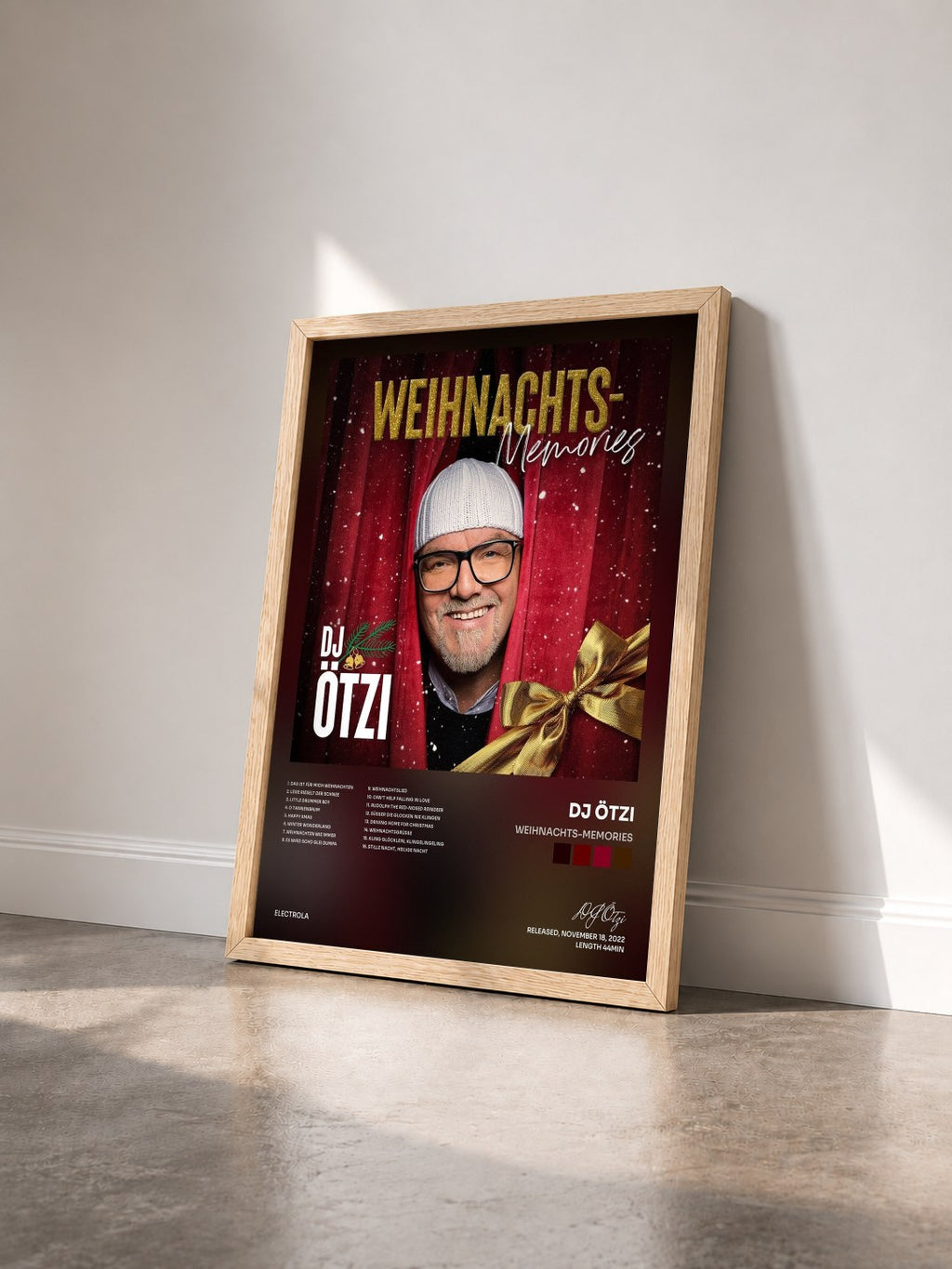 #bois Tableau de l'album Weihnachts-Memories de DJ Ötzi vu de trois quarts, cadre en bois brut