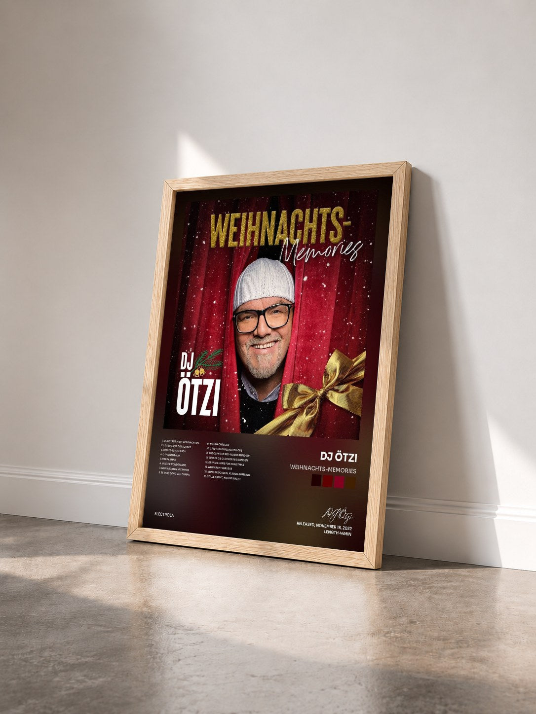 #bois Tableau de l'album Weihnachts-Memories de DJ Ötzi vu de trois quarts, cadre en bois brut