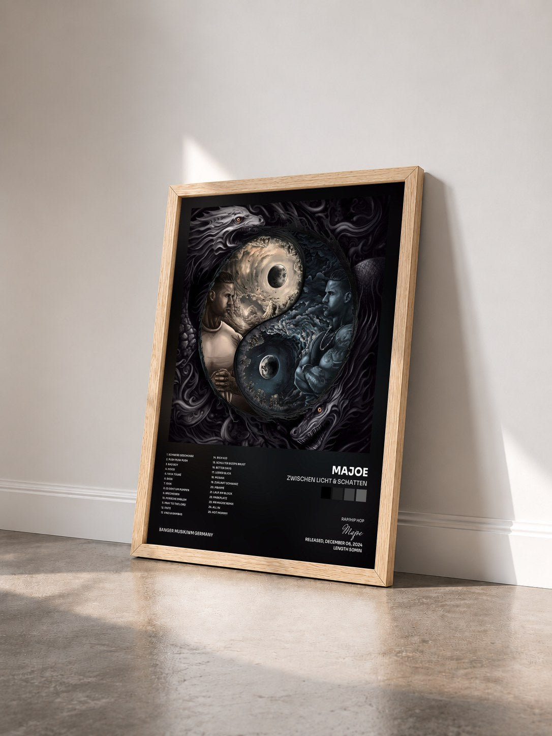 #bois Tableau de l'album ZWISCHEN LICHT & SCHATTEN de Majoe vu de trois quarts, cadre en bois brut