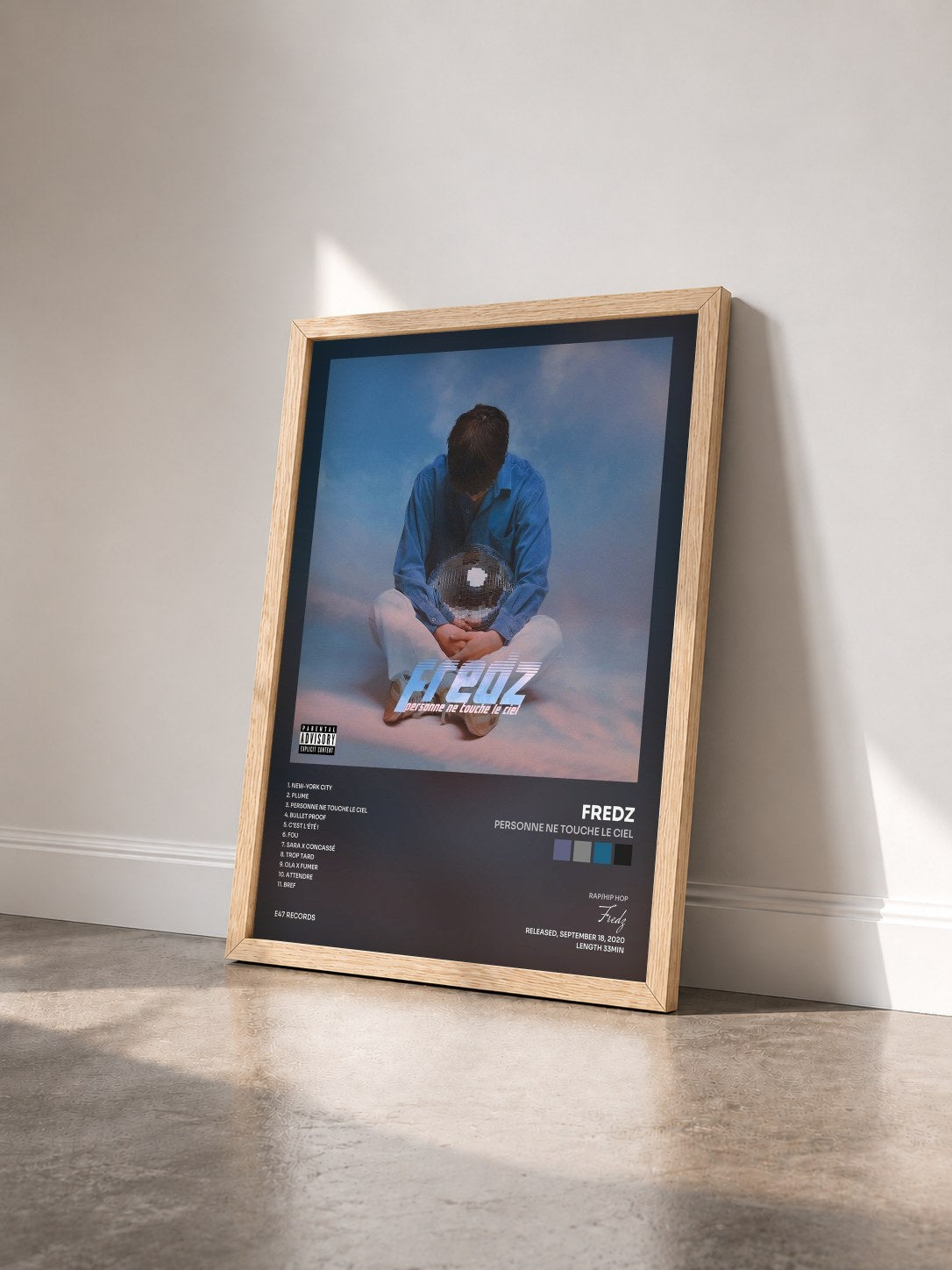 #bois Tableau de l'album Personne ne touche le ciel de Fredz vu de trois quarts, cadre en bois brut