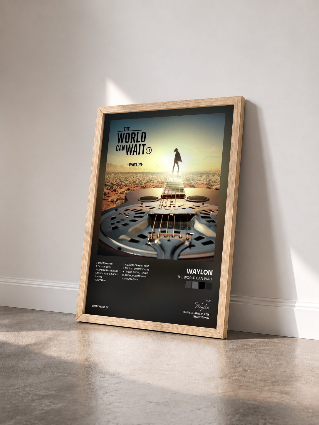 #bois Tableau de l'album The World Can Wait de Waylon vu de trois quarts, cadre en bois brut