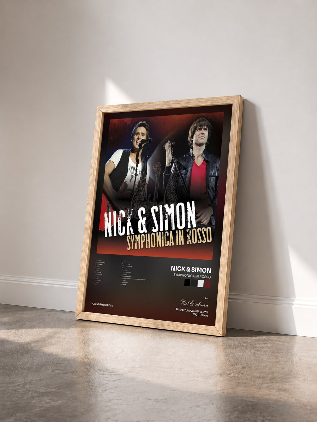 #bois Tableau de l'album Symphonica In Rosso de Nick & Simon vu de trois quarts, cadre en bois brut