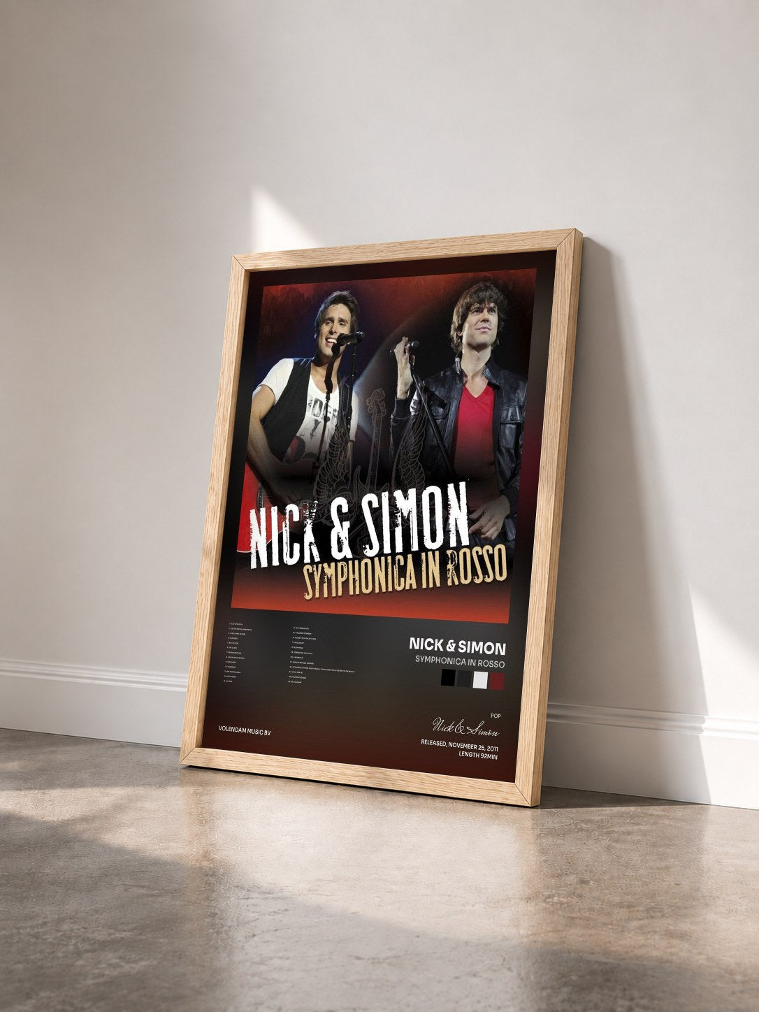 #bois Tableau de l'album Symphonica In Rosso de Nick & Simon vu de trois quarts, cadre en bois brut