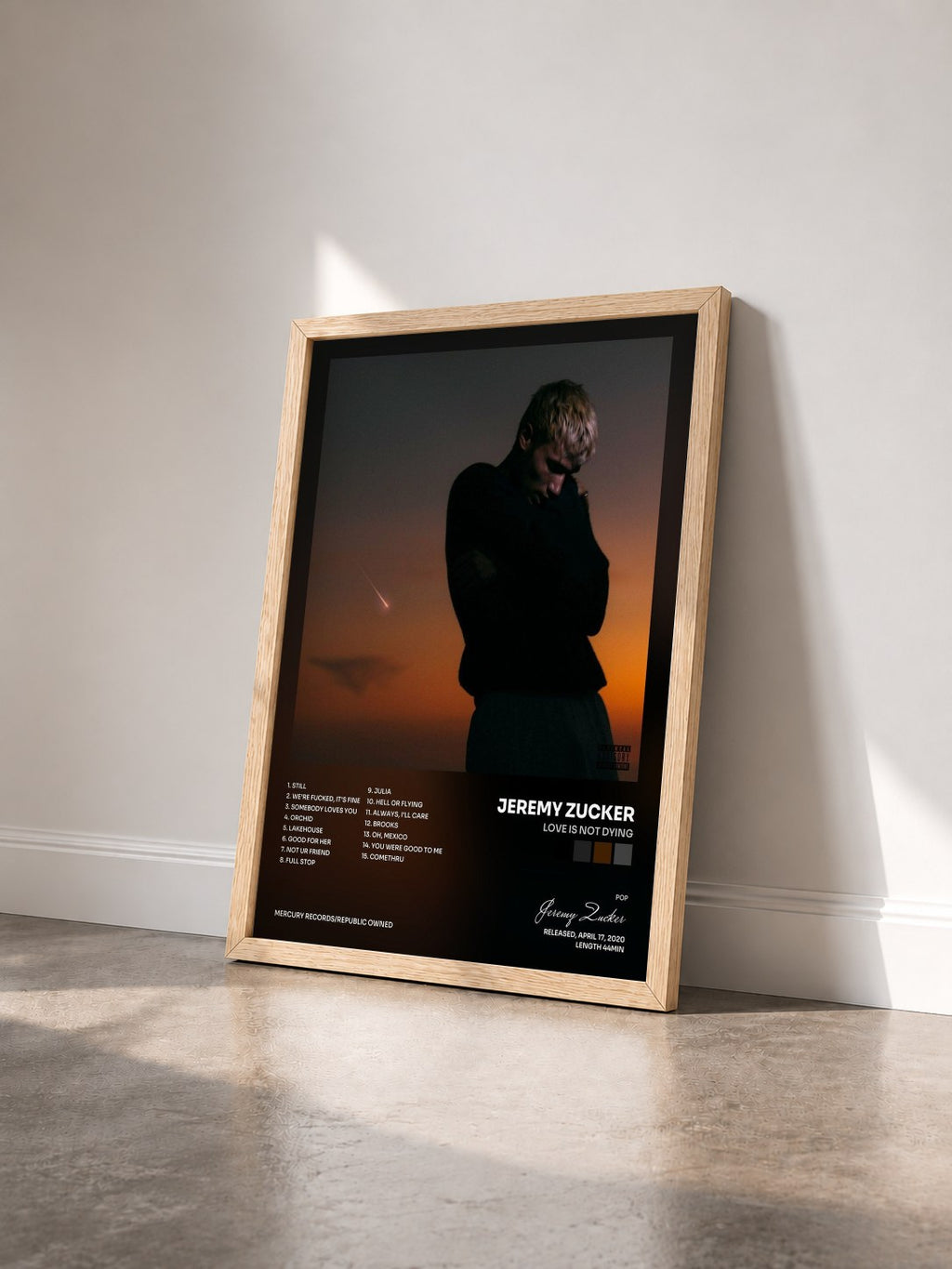 #bois Tableau de l'album love is not dying de Jeremy Zucker vu de trois quarts, cadre en bois brut