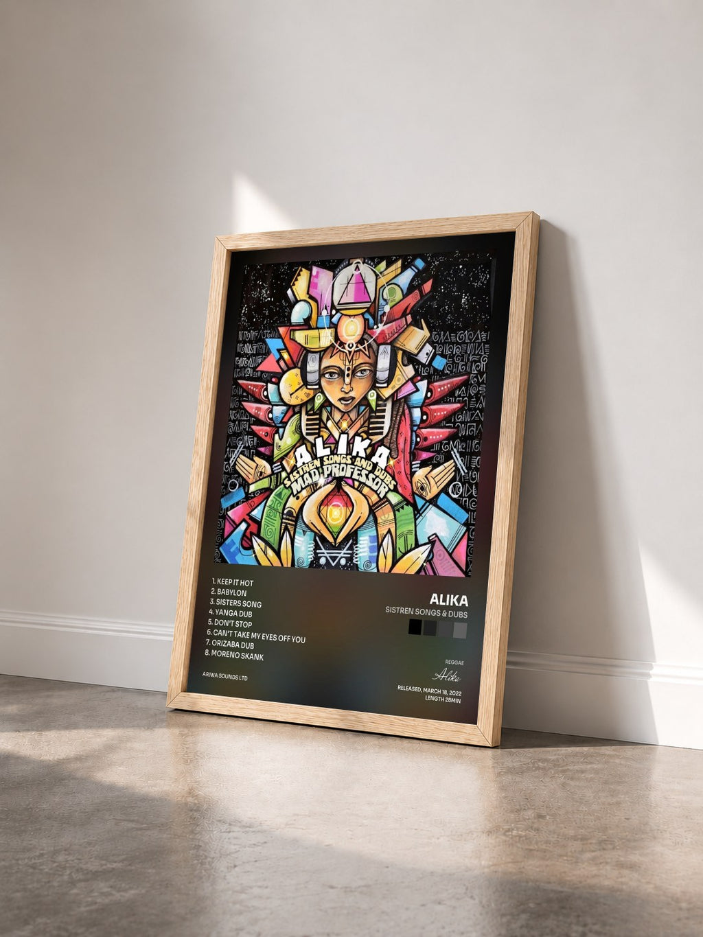 #bois Tableau de l'album Sistren Songs & Dubs de Alika vu de trois quarts, cadre en bois brut