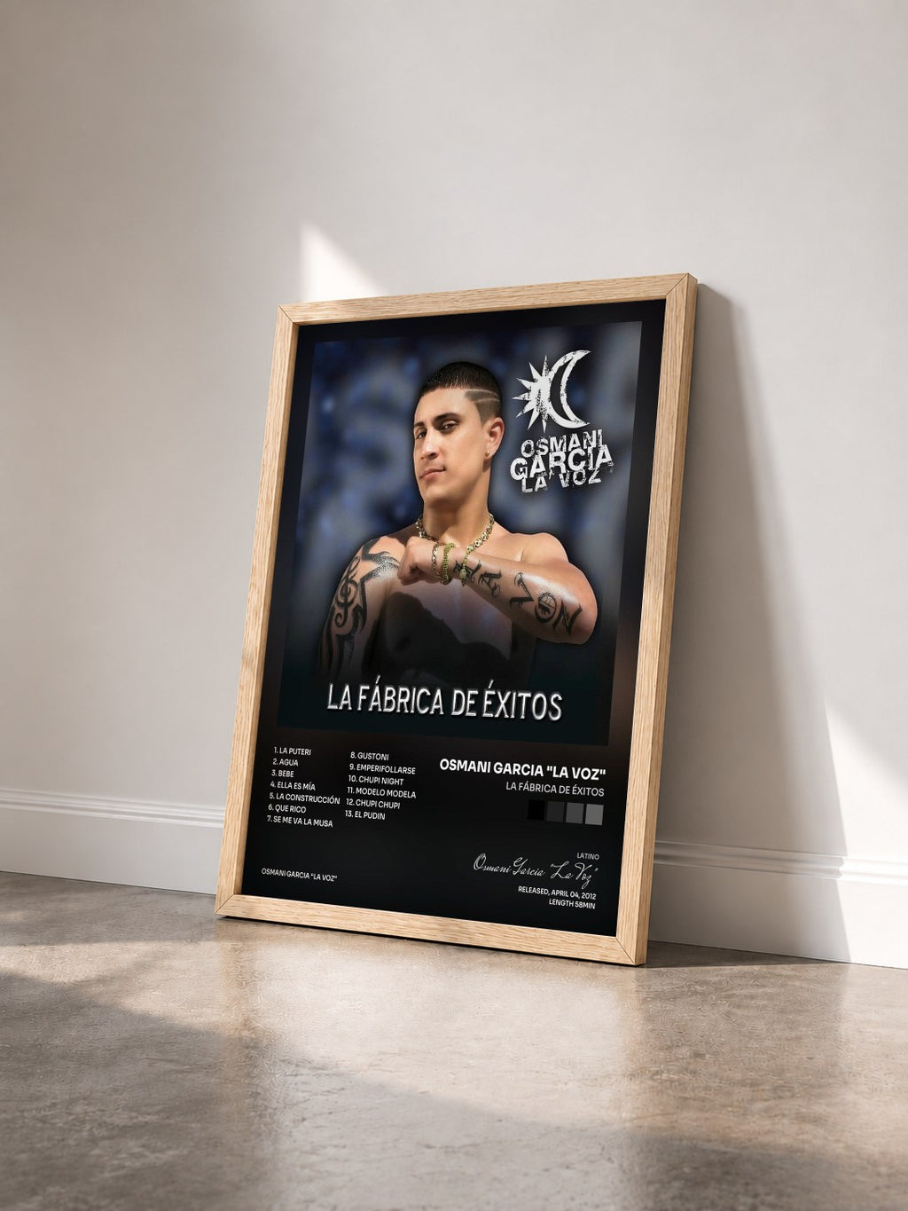 #bois Tableau de l'album La Fábrica de Éxitos de Osmani Garcia "La Voz" vu de trois quarts, cadre en bois brut