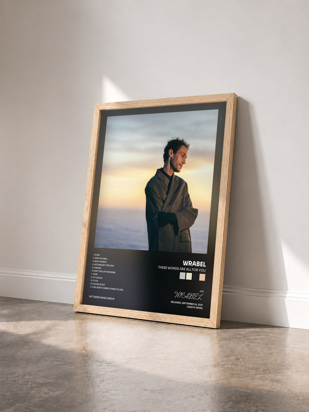 #bois Tableau de l'album these words are all for you de WRABEL vu de trois quarts, cadre en bois brut