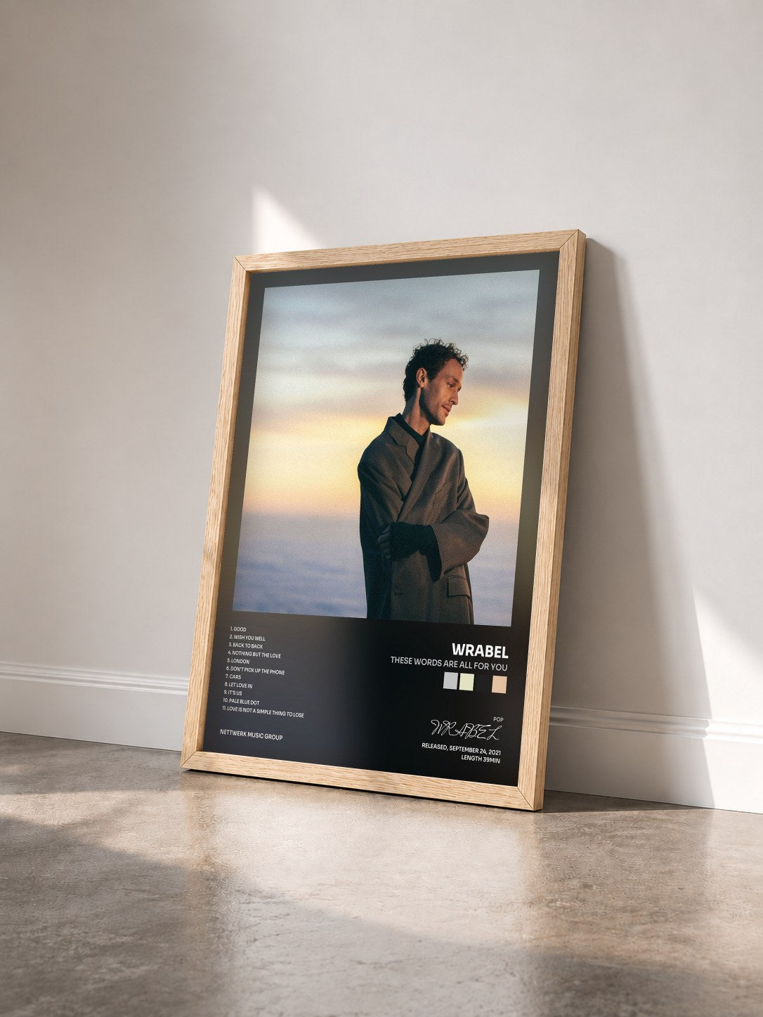 #bois Tableau de l'album these words are all for you de WRABEL vu de trois quarts, cadre en bois brut