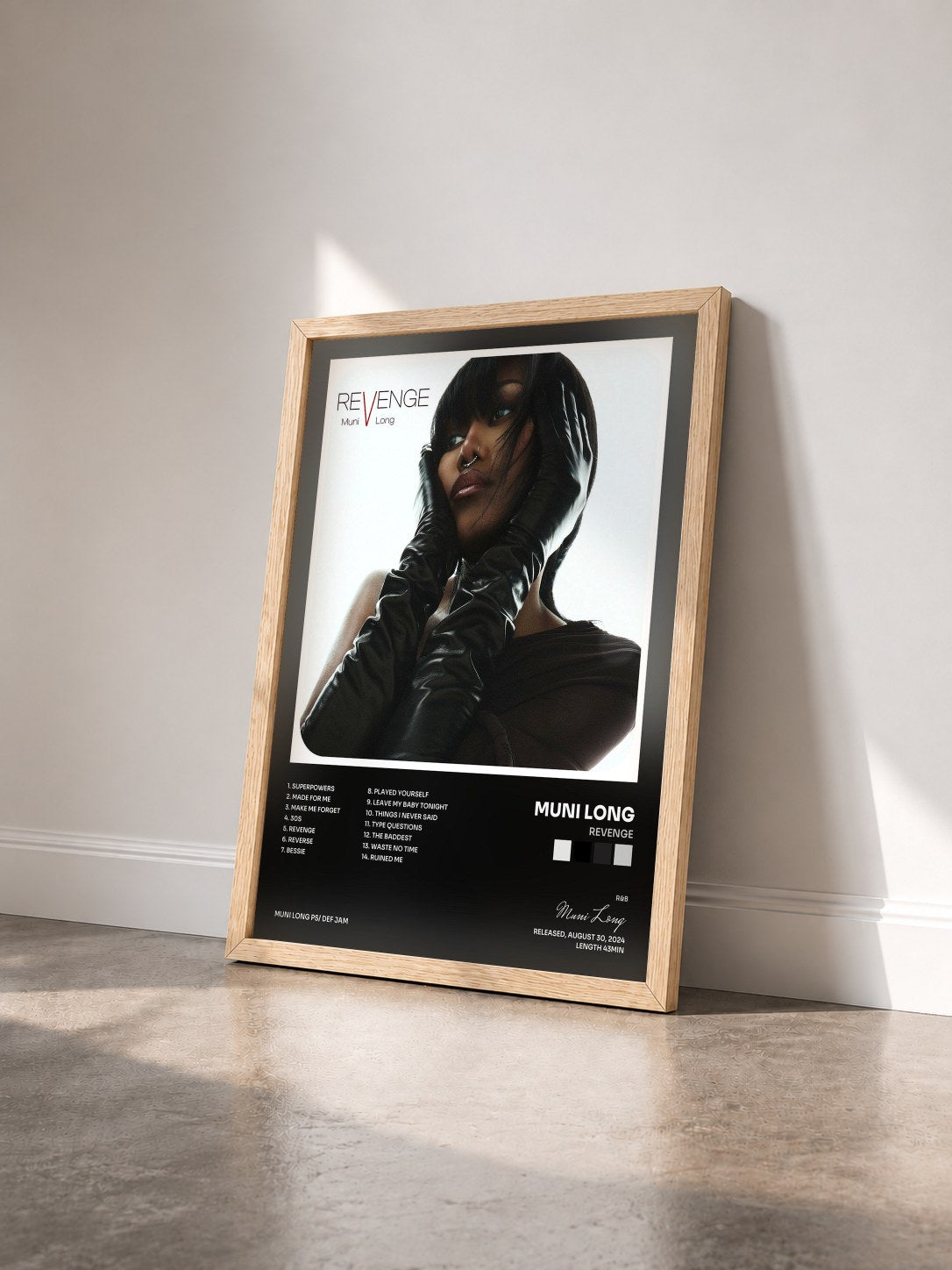 #bois Tableau de l'album Revenge de Muni Long vu de trois quarts, cadre en bois brut