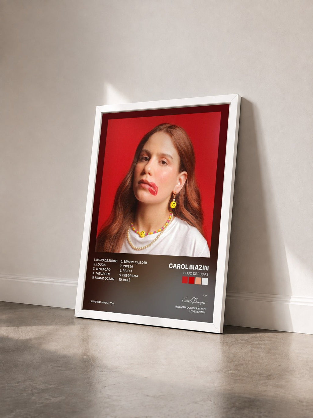 #blanc Tableau de l'album Beijo De Judas de Carol Biazin vu de trois quarts, cadre blanc