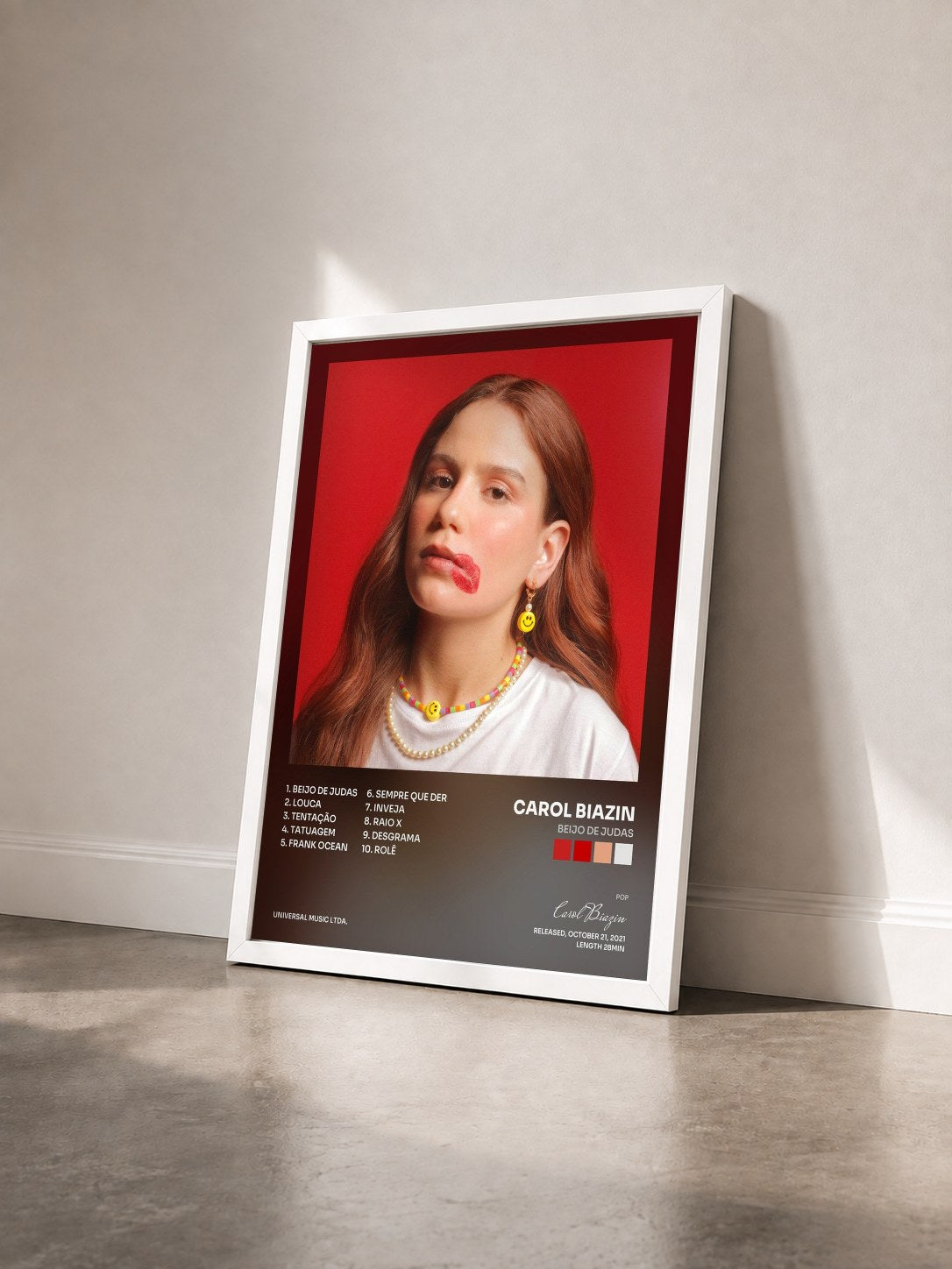 #blanc Tableau de l'album Beijo De Judas de Carol Biazin vu de trois quarts, cadre blanc