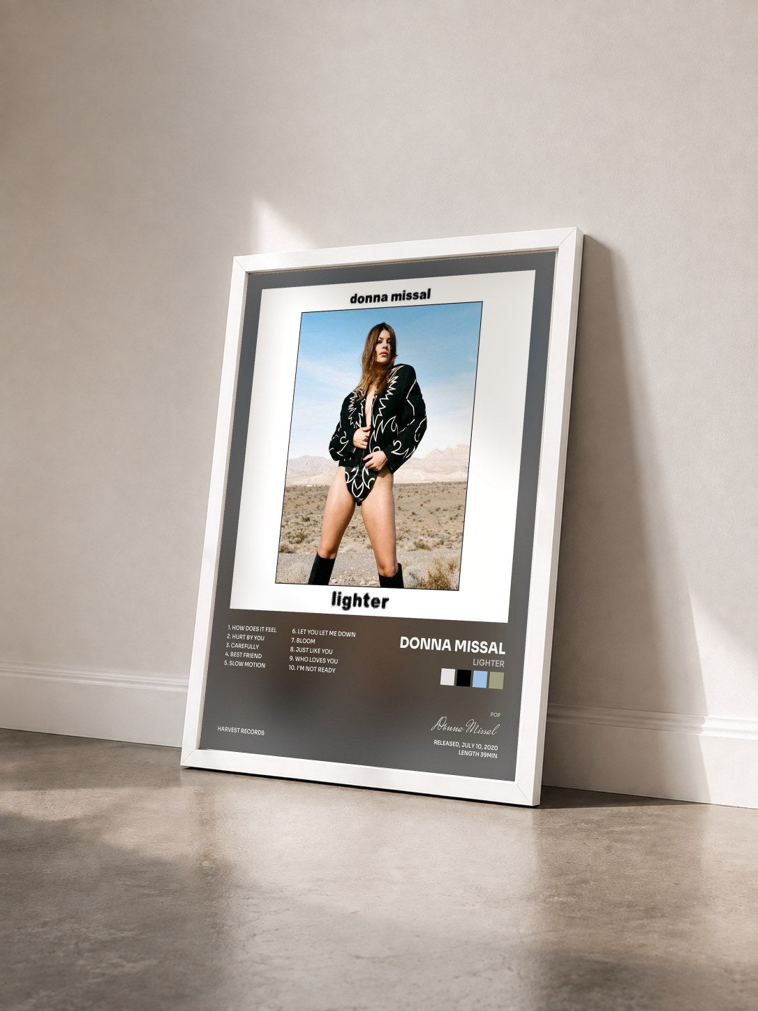 #blanc Tableau de l'album Lighter de Donna Missal vu de trois quarts, cadre blanc