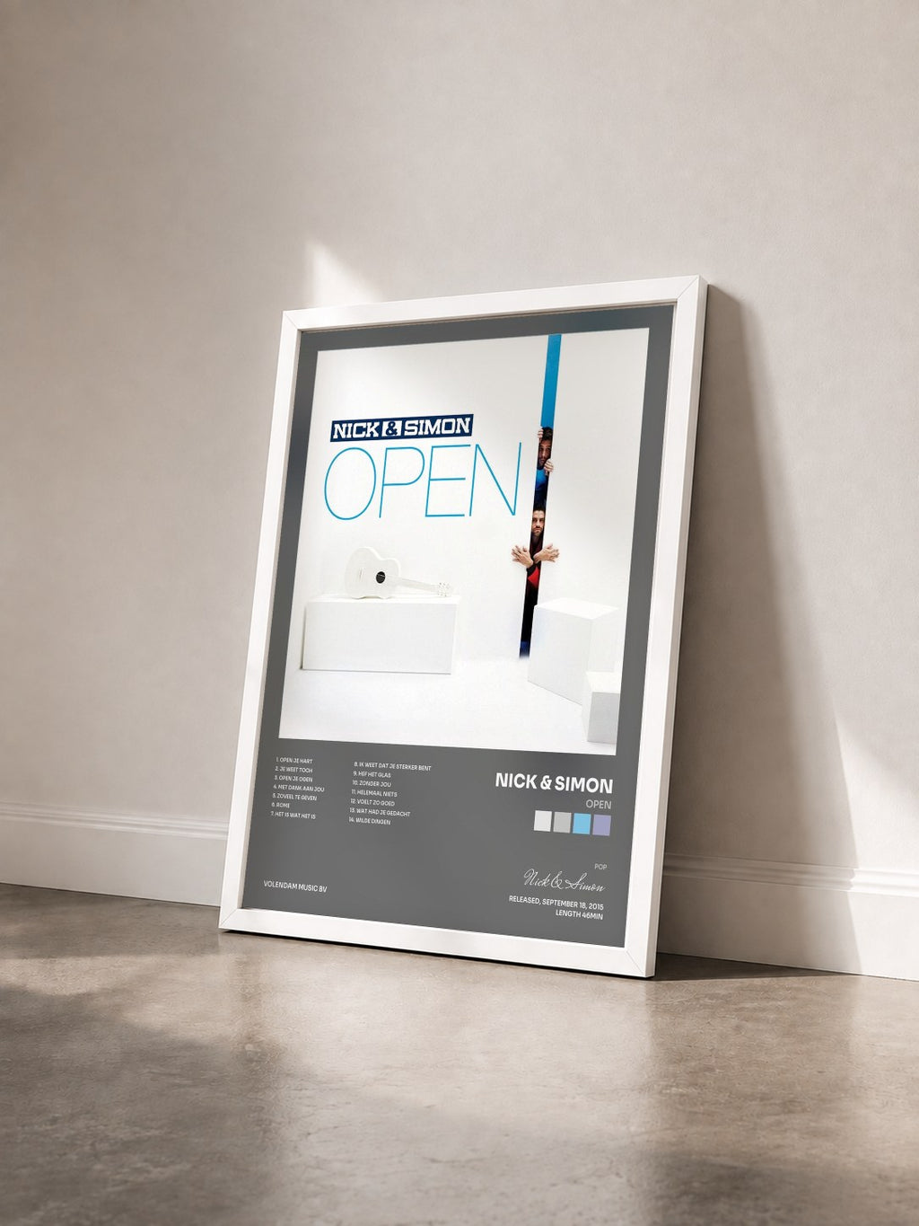 #blanc Tableau de l'album Open de Nick & Simon vu de trois quarts, cadre blanc