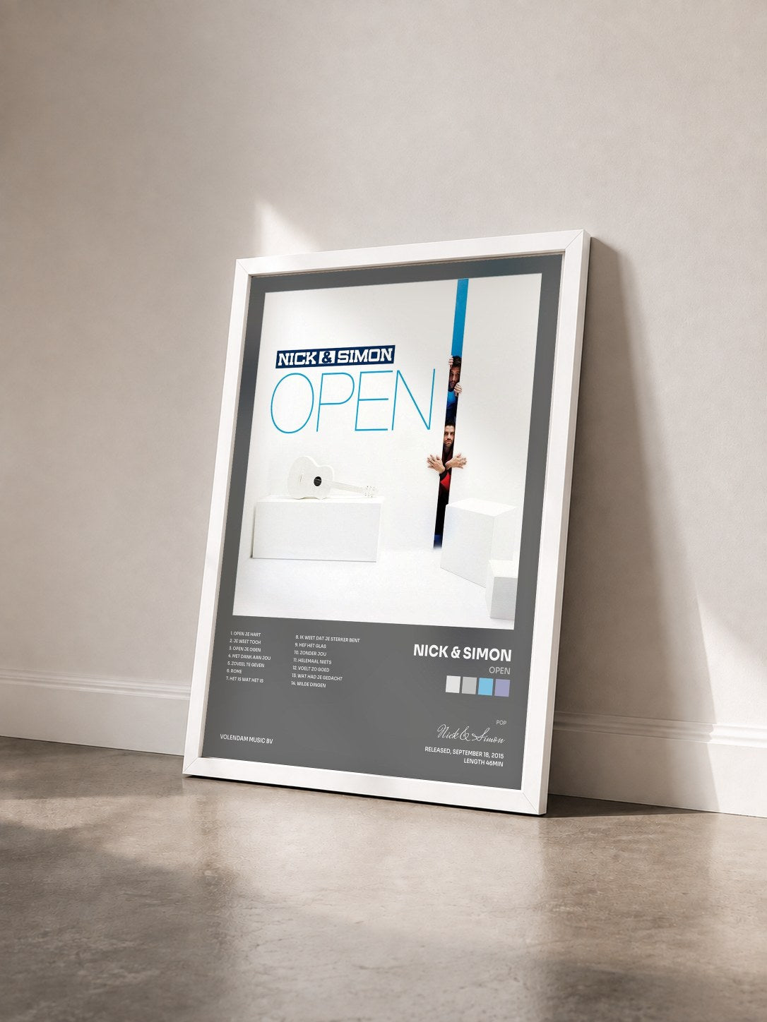 #blanc Tableau de l'album Open de Nick & Simon vu de trois quarts, cadre blanc