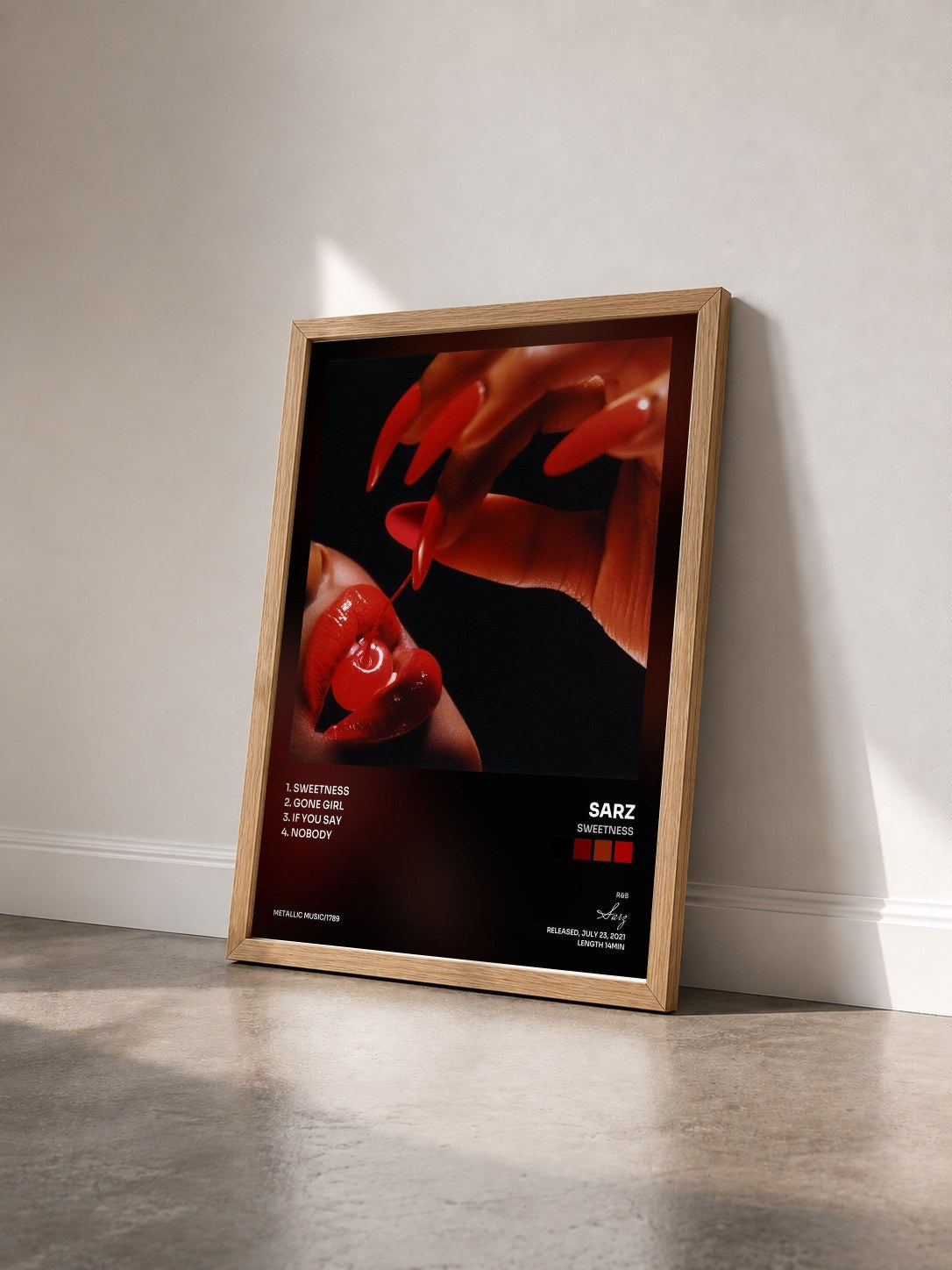 #bois Tableau de l'album Sweetness de Sarz vu de trois quarts, cadre en bois brut