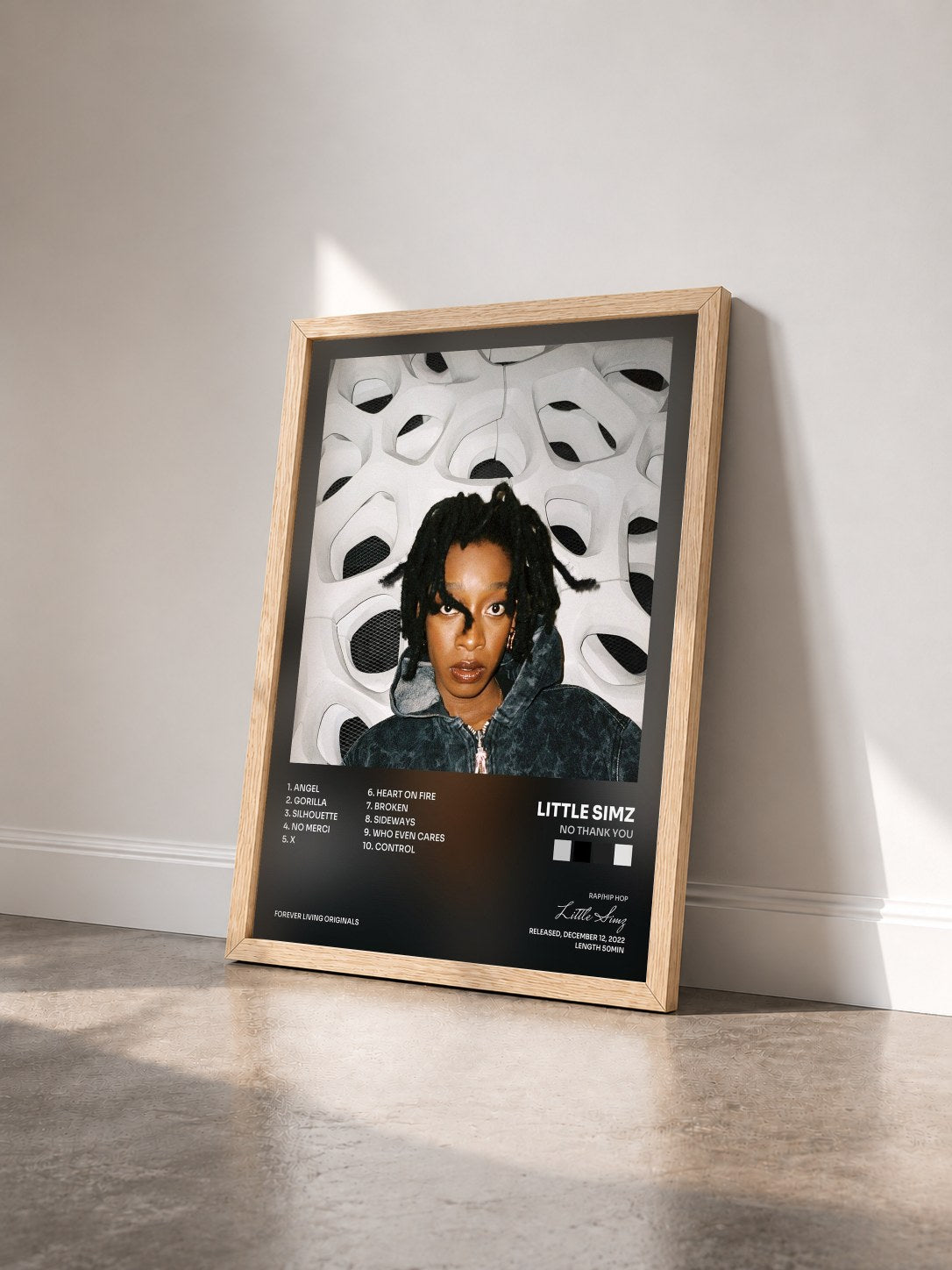 #bois Tableau de l'album NO THANK YOU de Little Simz vu de trois quarts, cadre en bois brut
