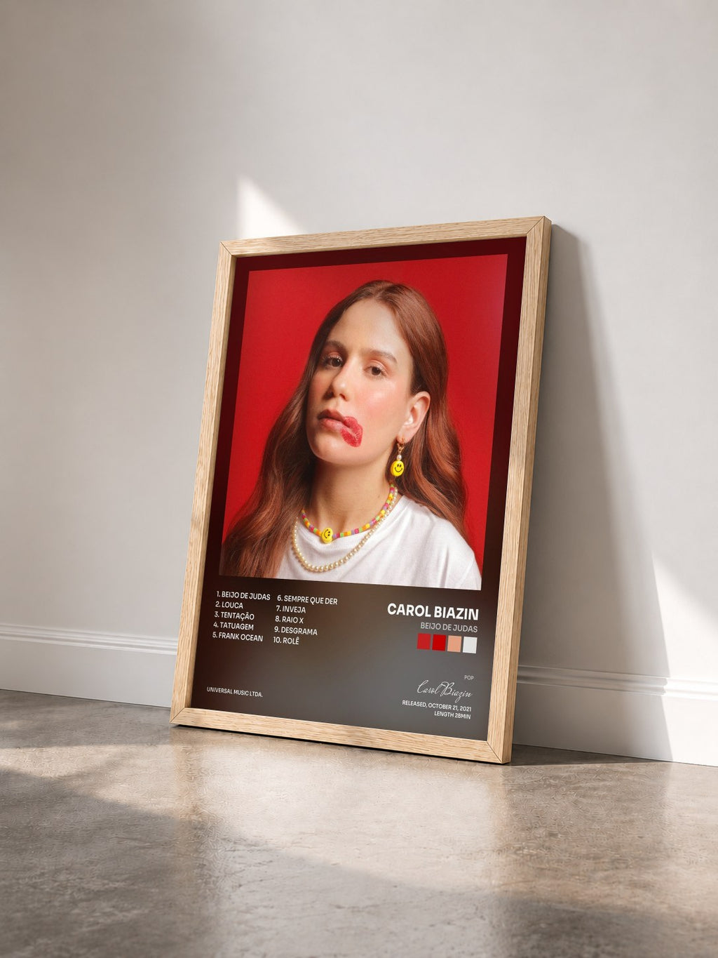 #bois Tableau de l'album Beijo De Judas de Carol Biazin vu de trois quarts, cadre en bois brut