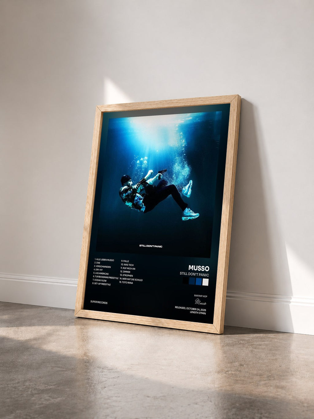 #bois Tableau de l'album STILL DON'T PANIC de Musso vu de trois quarts, cadre en bois brut