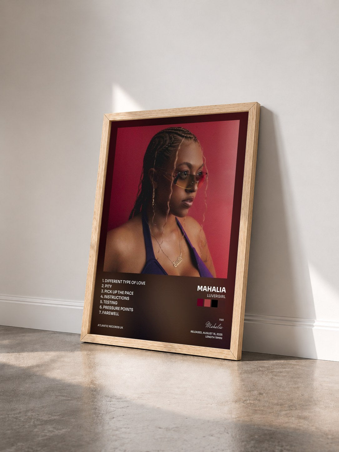 #bois Tableau de l'album Luvergirl de Mahalia vu de trois quarts, cadre en bois brut