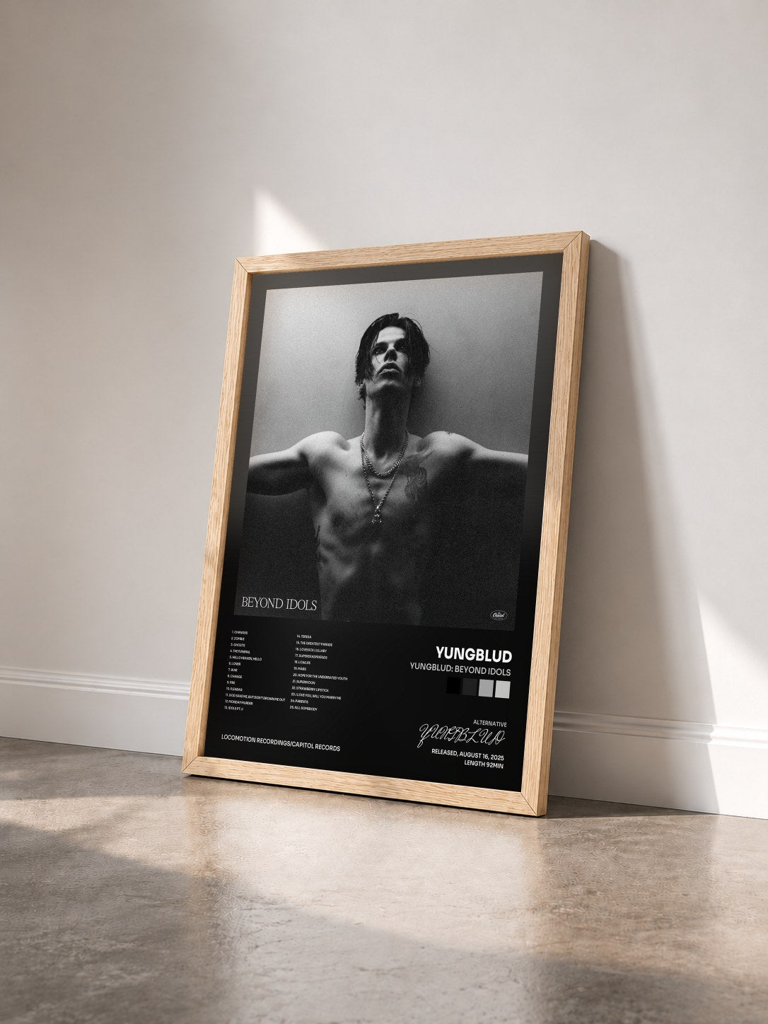 #bois Tableau de l'album YUNGBLUD: Beyond Idols de YUNGBLUD vu de trois quarts, cadre en bois brut
