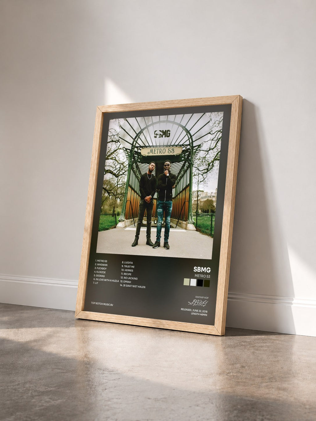 #bois Tableau de l'album Metro 53 de SBMG vu de trois quarts, cadre en bois brut