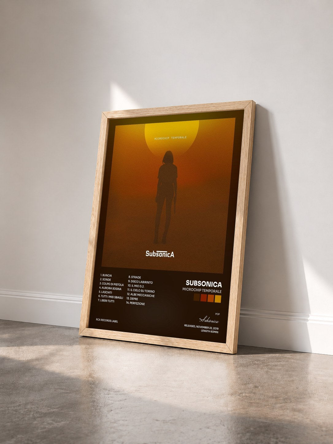 #bois Tableau de l'album Microchip temporale de Subsonica vu de trois quarts, cadre en bois brut
