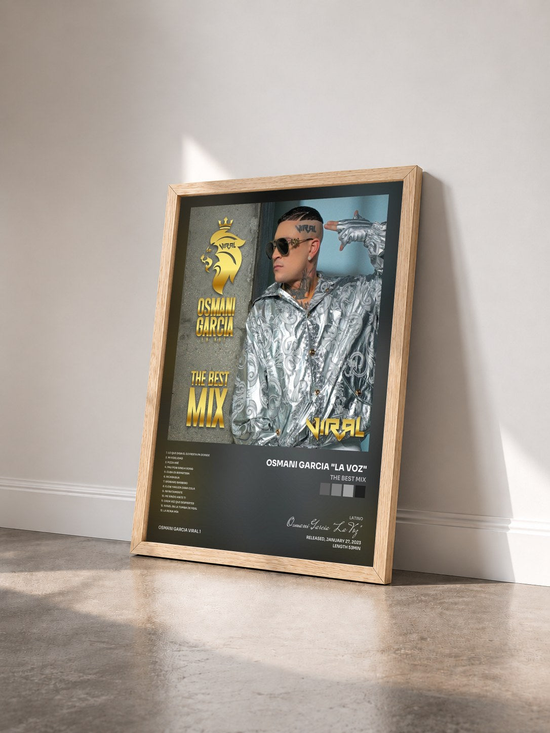 #bois Tableau de l'album The Best Mix de Osmani Garcia "La Voz" vu de trois quarts, cadre en bois brut