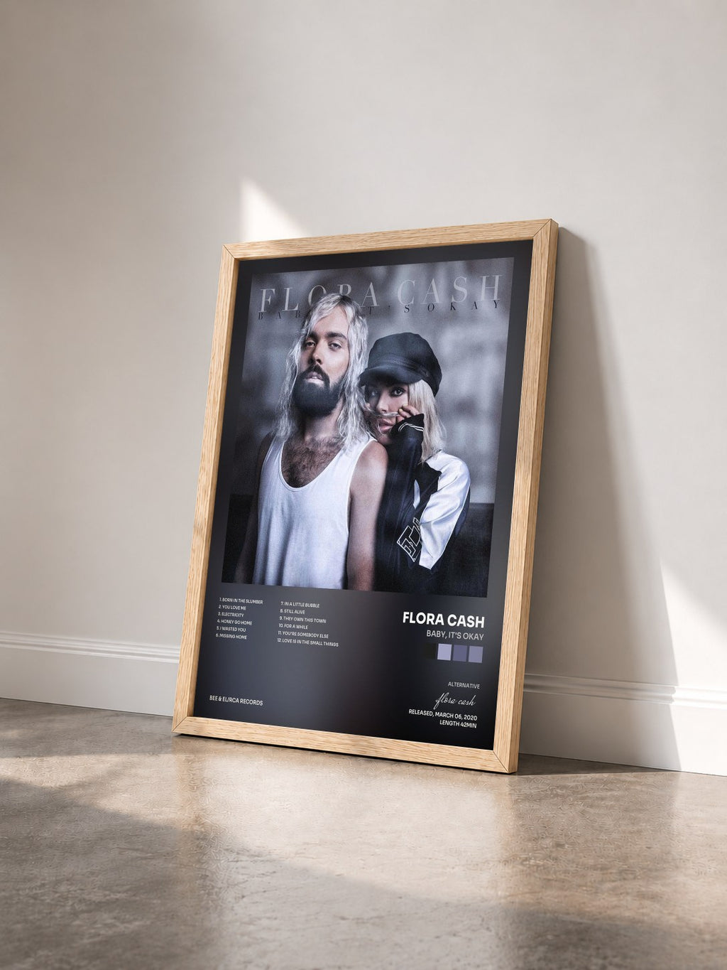#bois Tableau de l'album Baby, It's Okay de flora cash vu de trois quarts, cadre en bois brut