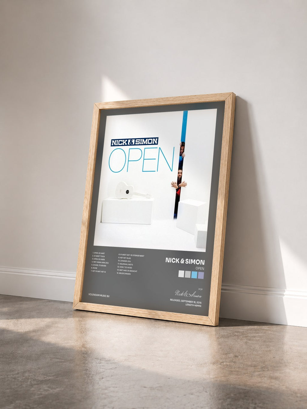 #bois Tableau de l'album Open de Nick & Simon vu de trois quarts, cadre en bois brut