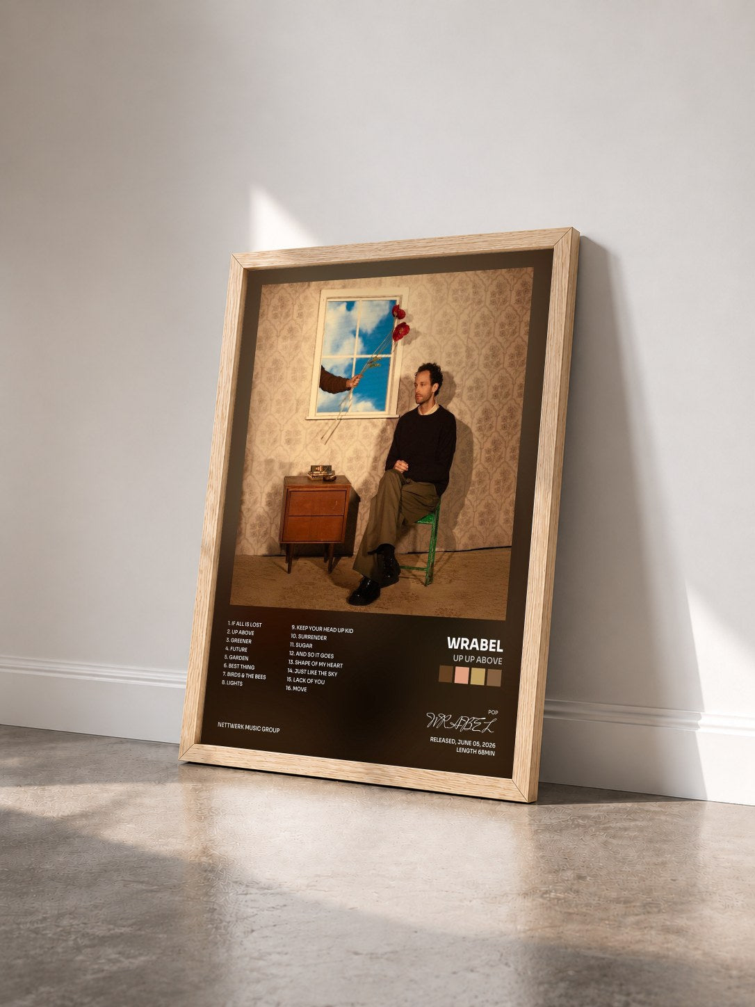 #bois Tableau de l'album up up above de WRABEL vu de trois quarts, cadre en bois brut