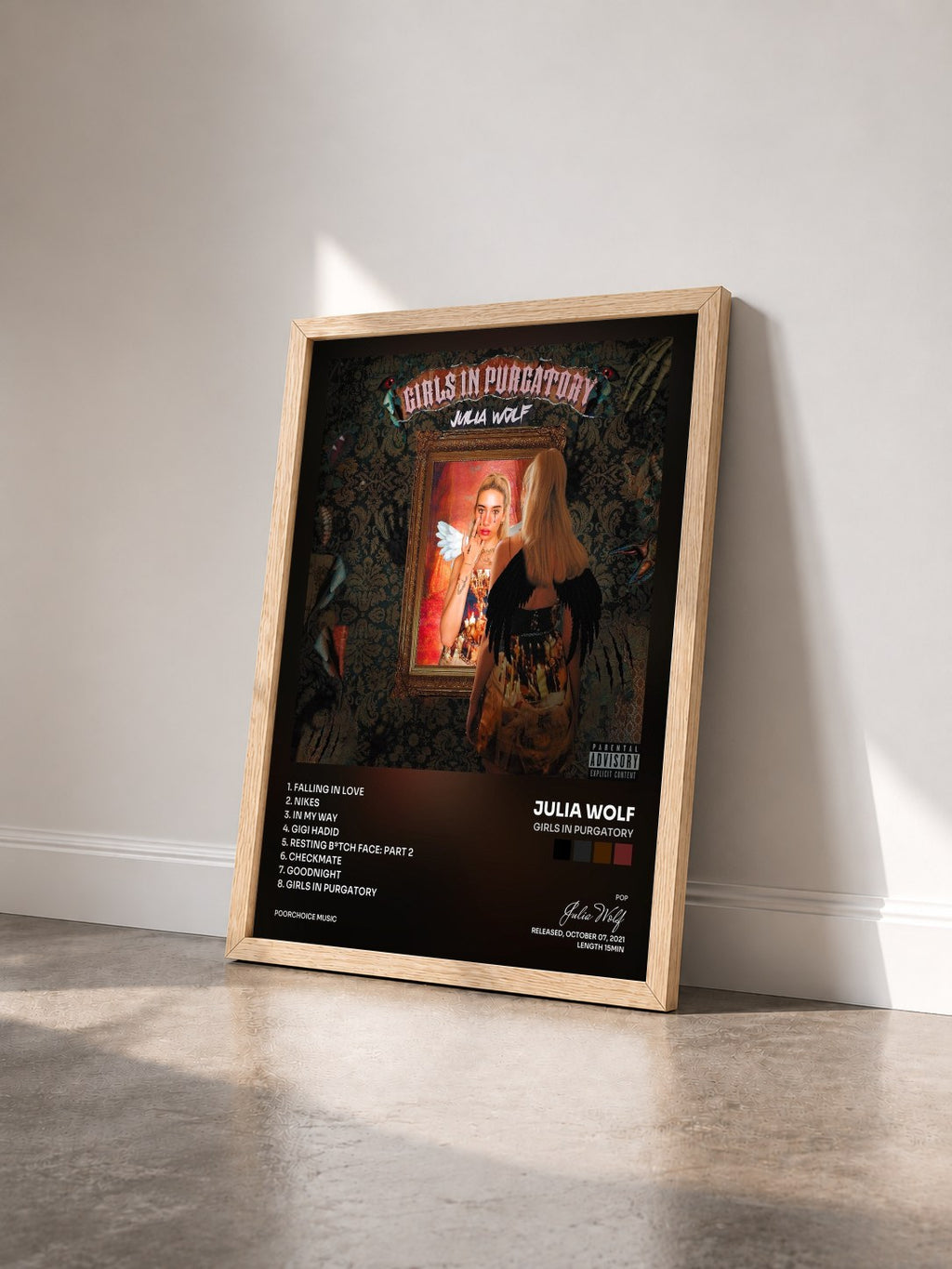#bois Tableau de l'album Girls In Purgatory de Julia Wolf vu de trois quarts, cadre en bois brut