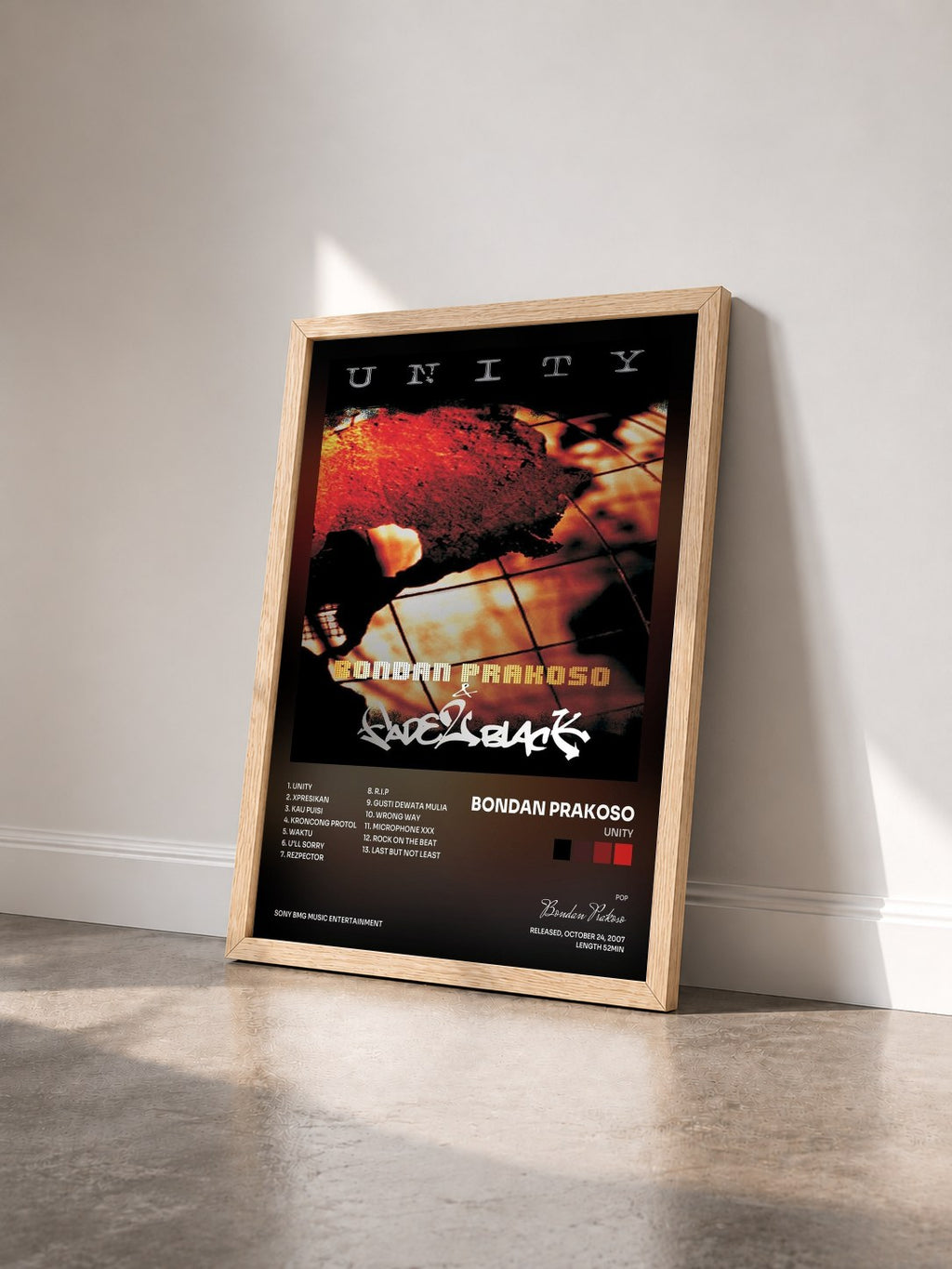 #bois Tableau de l'album Unity de Bondan Prakoso vu de trois quarts, cadre en bois brut
