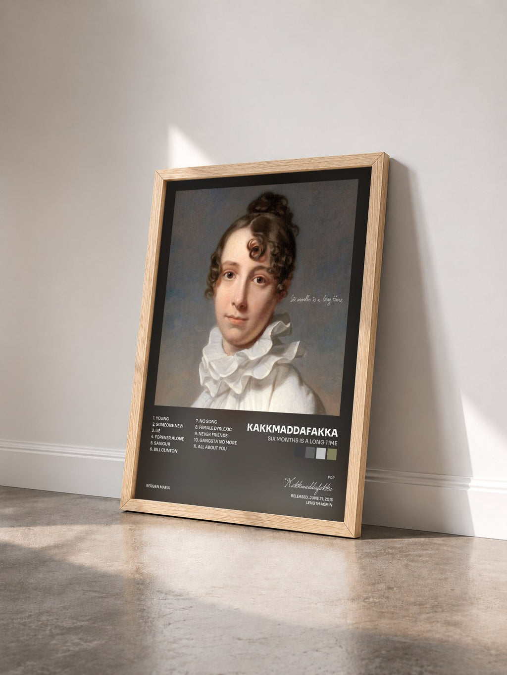 #bois Tableau de l'album Six Months Is a Long Time de Kakkmaddafakka vu de trois quarts, cadre en bois brut