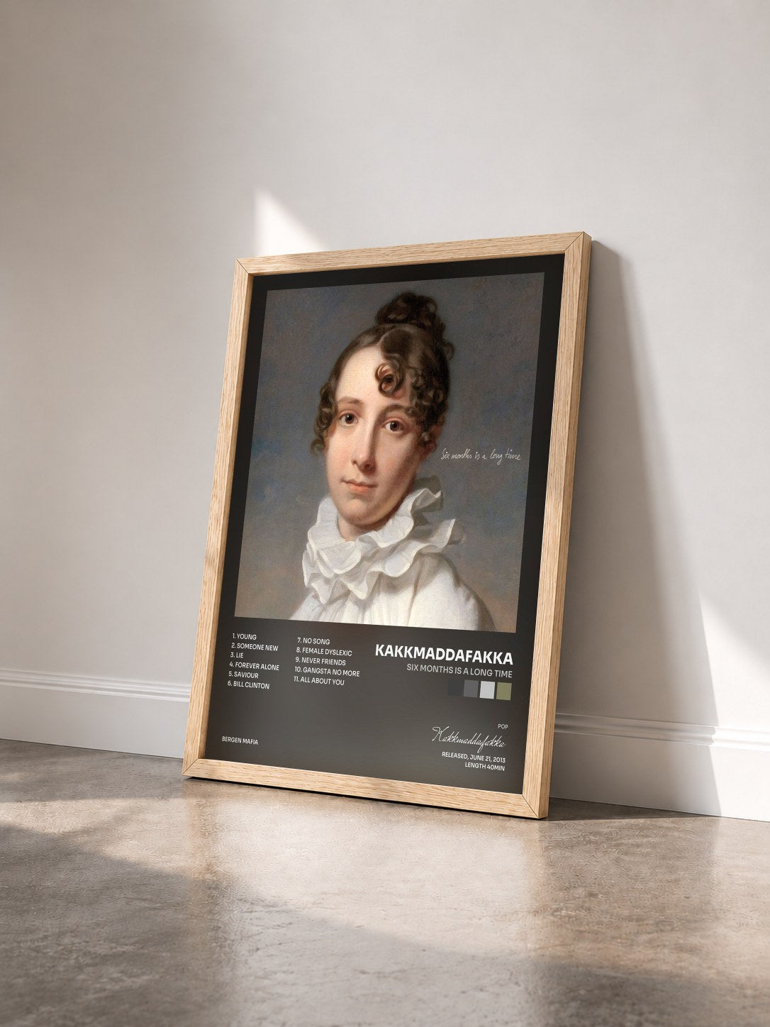 #bois Tableau de l'album Six Months Is a Long Time de Kakkmaddafakka vu de trois quarts, cadre en bois brut