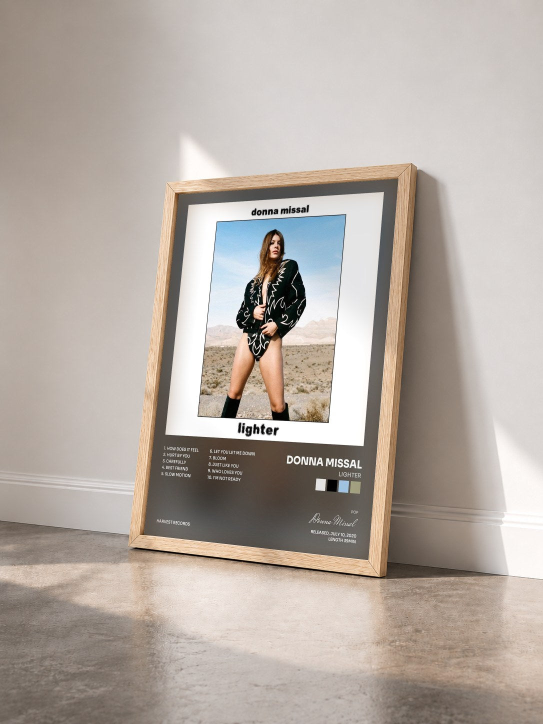 #bois Tableau de l'album Lighter de Donna Missal vu de trois quarts, cadre en bois brut