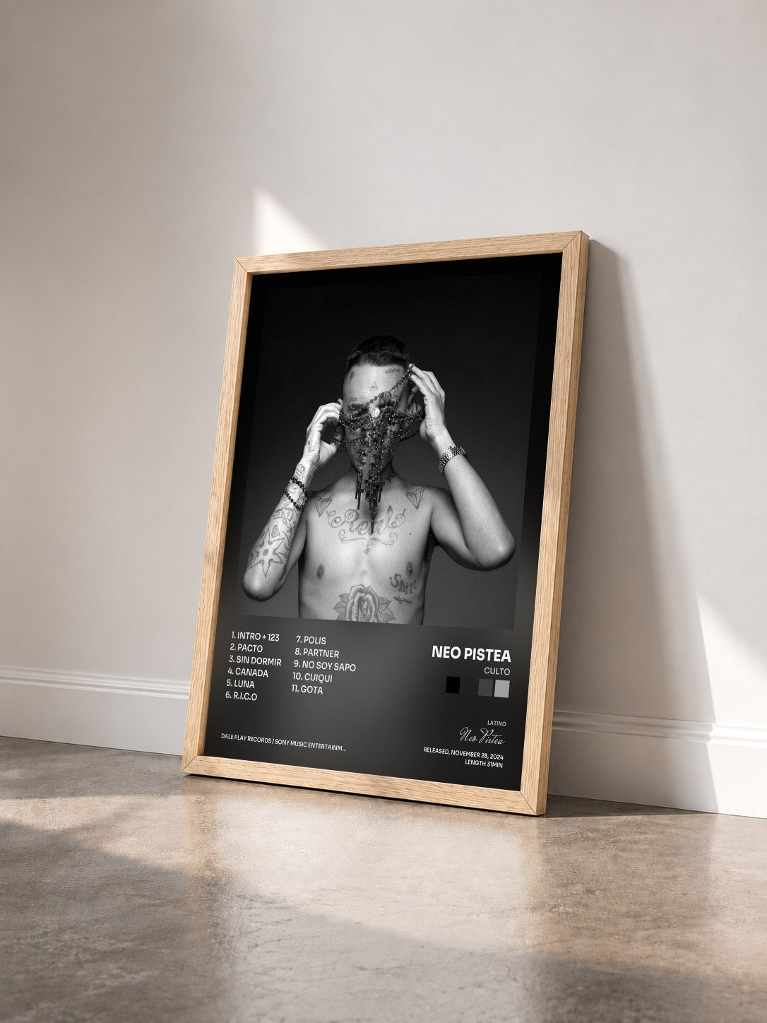 #bois Tableau de l'album CULTO de Neo Pistea vu de trois quarts, cadre en bois brut