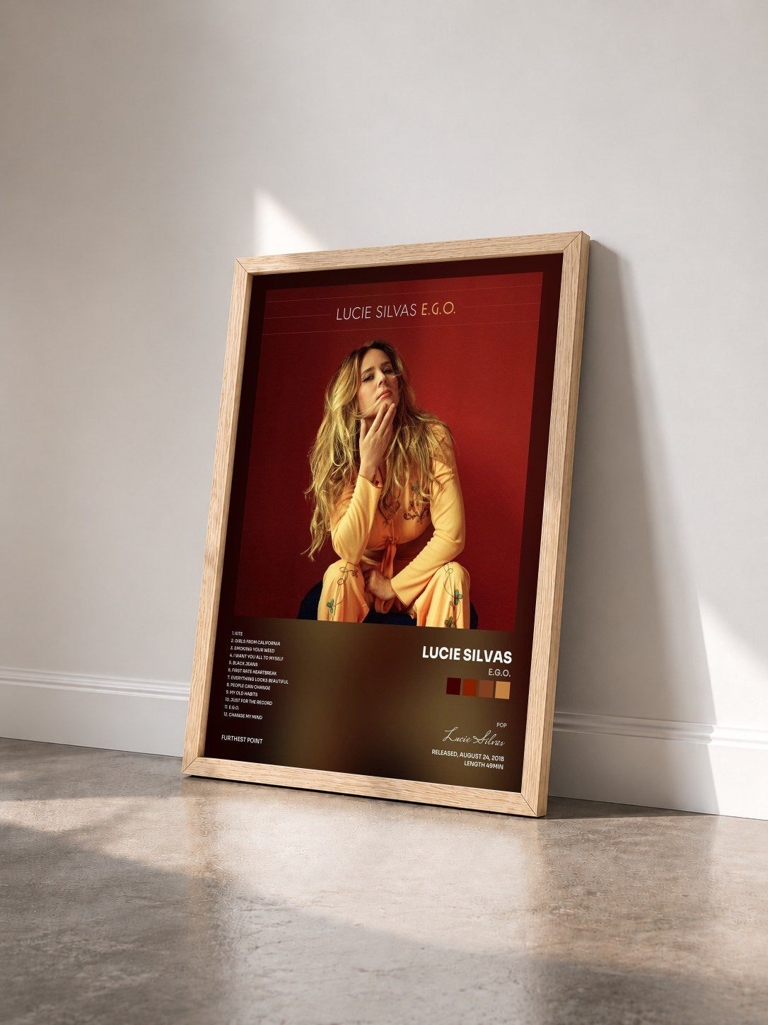 #bois Tableau de l'album E.G.O. de Lucie Silvas vu de trois quarts, cadre en bois brut