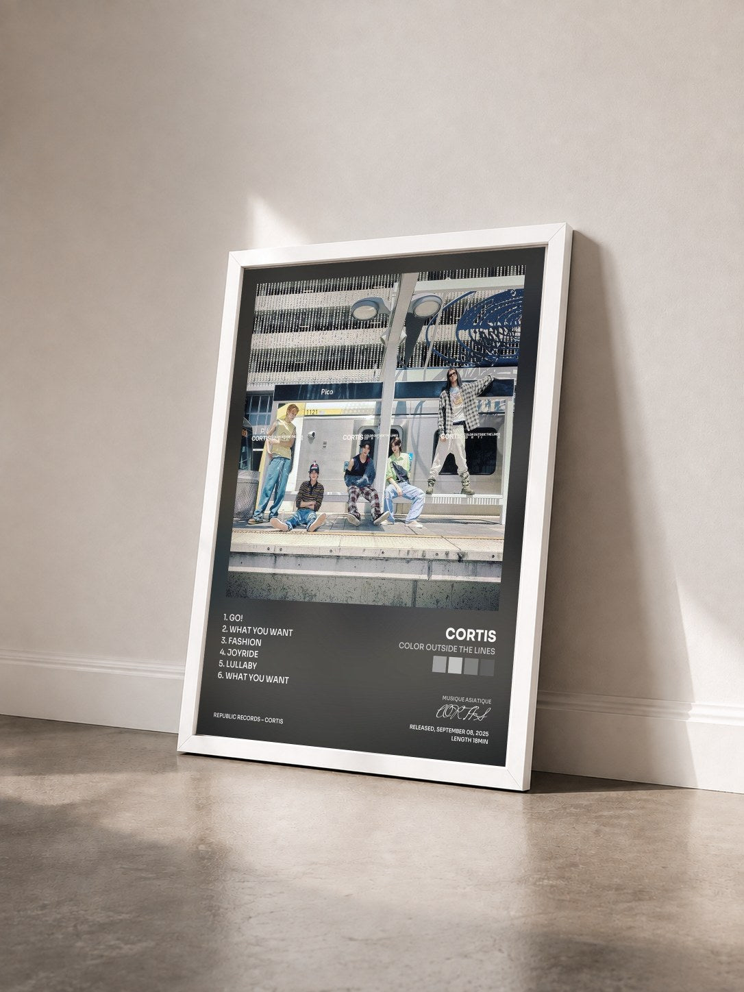 #blanc Tableau de l'album COLOR OUTSIDE THE LINES de CORTIS vu de trois quarts, cadre blanc