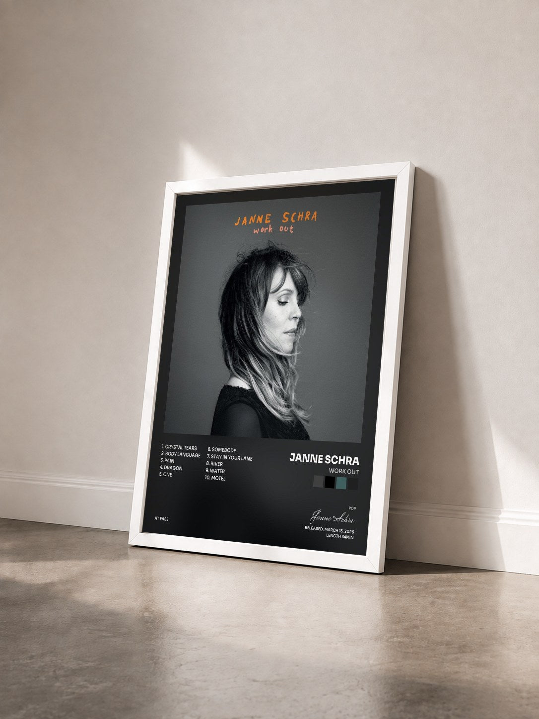 #blanc Tableau de l'album Work Out de Janne Schra vu de trois quarts, cadre blanc