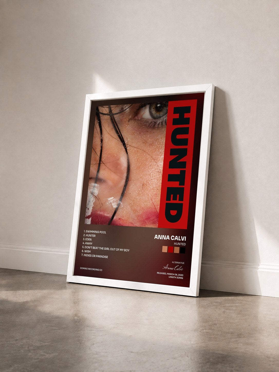 #blanc Tableau de l'album Hunted de Anna Calvi vu de trois quarts, cadre blanc